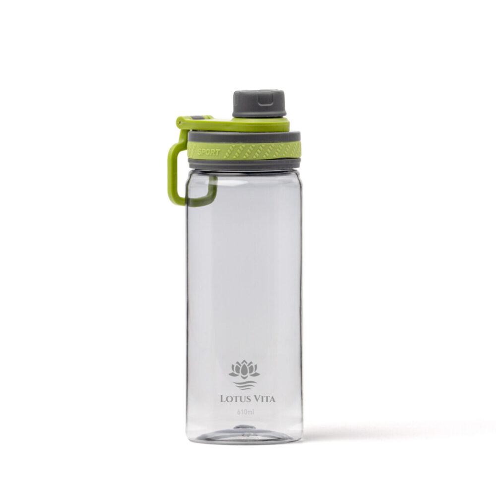 Transparente Trinkflasche aus Tritan mit 610ml Fassungsvermögen, grau-grünem Sportverschluss und Lotus Vita Logo.