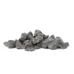 Ein kleiner Haufen grauer, gesprenkelter Mineralsteine auf weißem Hintergrund, die zur Anreicherung von gefiltertem Wasser verwendet werden.