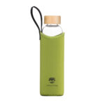 Eine Glas-Trinkflasche mit Bambusdeckel, geschützt durch eine leuchtend grüne Neoprenhülle mit schwarzem Tragegriff und Lotus Vita Logo.