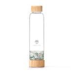 Edle Glas-Trinkflasche mit Bambusdeckel und einem separaten Fach, gefüllt mit einer Mischung aus Amazonit- und Milchopal-Kristallsteinen.