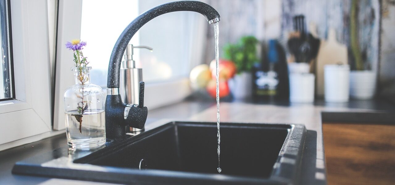Ein fließender Wasserhahn in einer Küche.