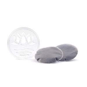 Zwei runde Kalkfilterpads zur Wasserenthärtung neben einem durchsichtigen Filterdeckel mit Lotus-Blumen-Design.