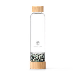 Glas-Trinkflasche von Lotus Vita mit Bambusdeckel und einem separaten Bodenfach, das mit einer Mischung aus Turmalin- und Amazonit-Kristallsteinen gefüllt ist.