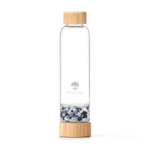 Glasflasche mit Bambusdeckel und einem separaten Fach, gefüllt mit blauen Lapislazuli- und klaren Bergkristall-Steinen.