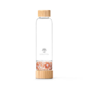 Glas-Trinkflasche mit Bambusdeckel und -sockel, deren untere Kammer mit Wassermelonenquarz- und Mondstein-Kristallen gefüllt ist.