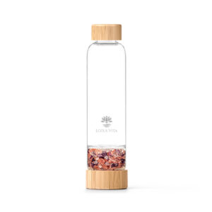 Elegante Glas-Trinkflasche von Lotus Vita mit Bambus-Akzenten und einem separaten Bodenfach, gefüllt mit Wassermelonen-Quarz und Amethyst-Kristallen.