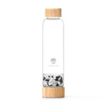 Edle Glas-Trinkflasche mit Bambusdeckel und separatem Fach, gefüllt mit schwarzen Turmalin- und weißen Milchopal-Kristallsteinen.