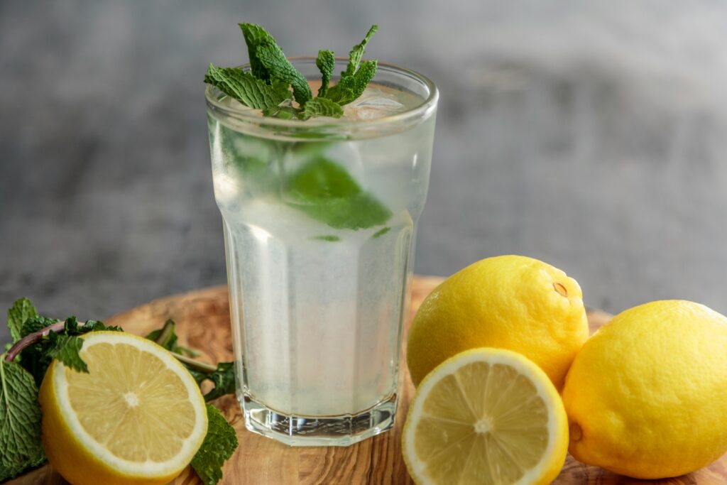 Hydration - Ein Glas Wasser mit Minze und Zitrone