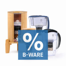 Verschiedene Wasserfilter-Modelle, darunter ein Standgerät aus Bambus und zwei Filterkannen, angeboten als reduzierte B-Ware von Lotus Vita.